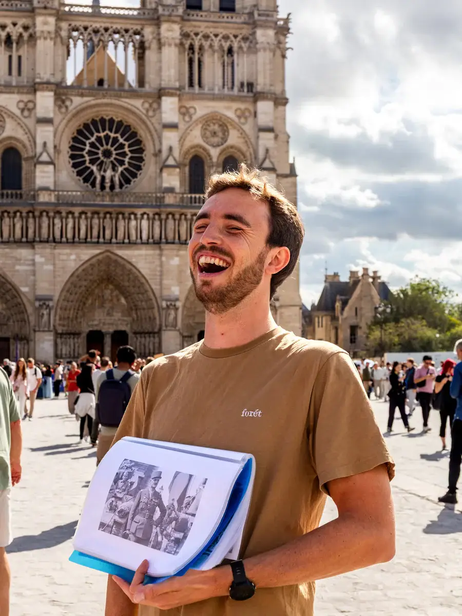 Clément Daguet-Schott tenant une photo d'archive devant Notre-Dame de Paris