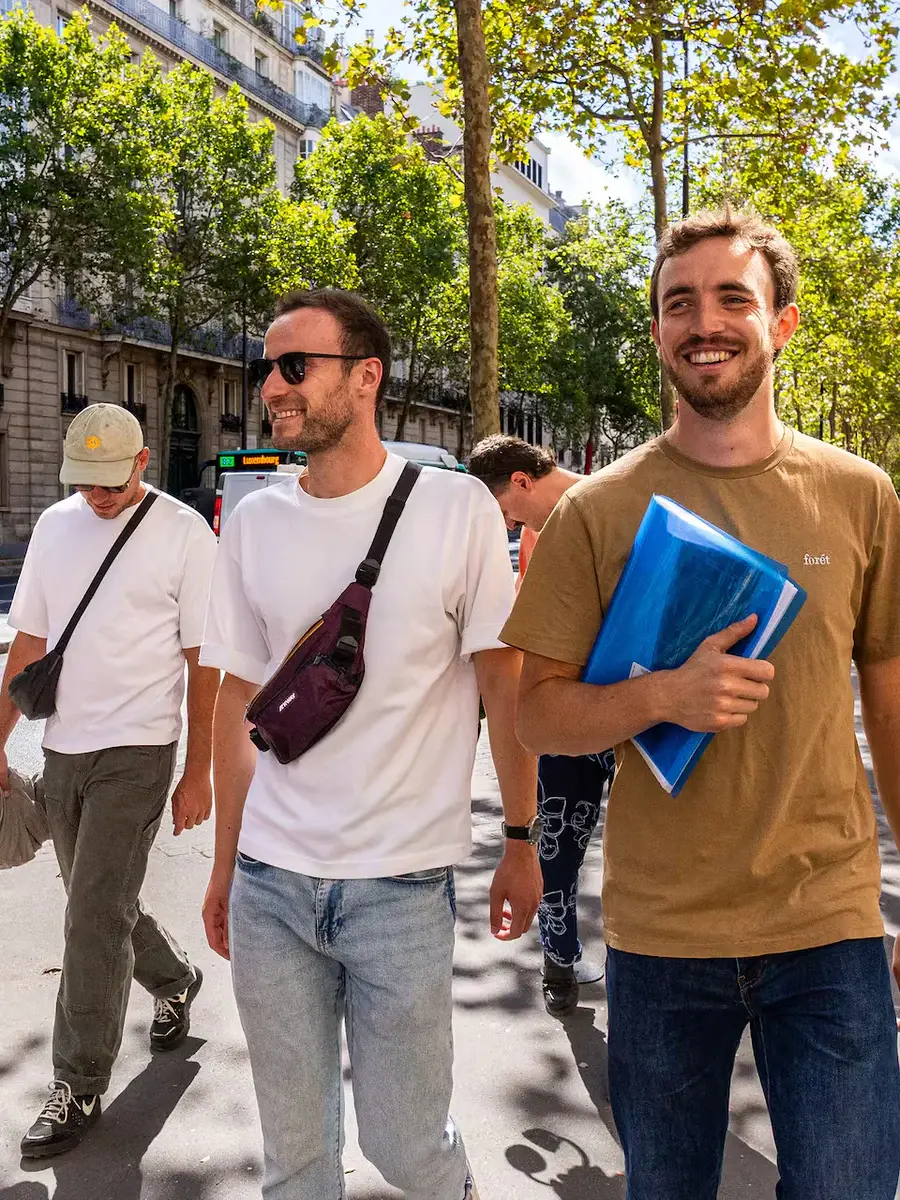 Clément et son groupe marchant sur un boulevard parisien