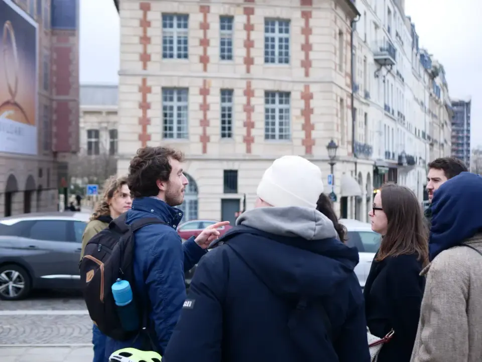 The guide talking with the group between two stops