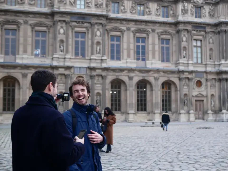 The guide with a visitor in the Louvre's Cour Carrée
