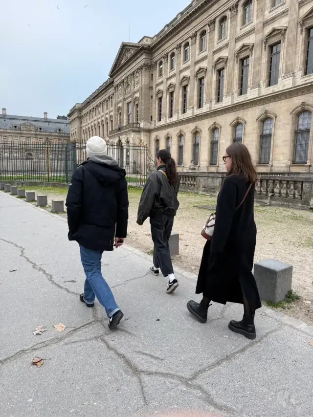 Walking along the Louvre towards the Tuileries
