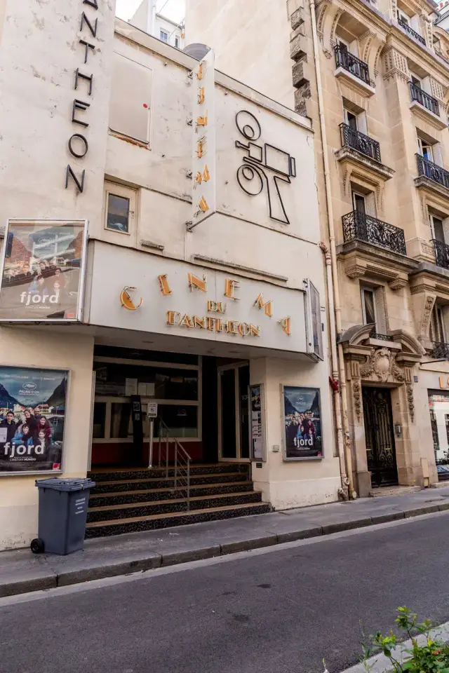 Un cinéma du Quartier latin à Paris, l'un des rares endroits chauffés et bondés pendant l'Occupation allemande