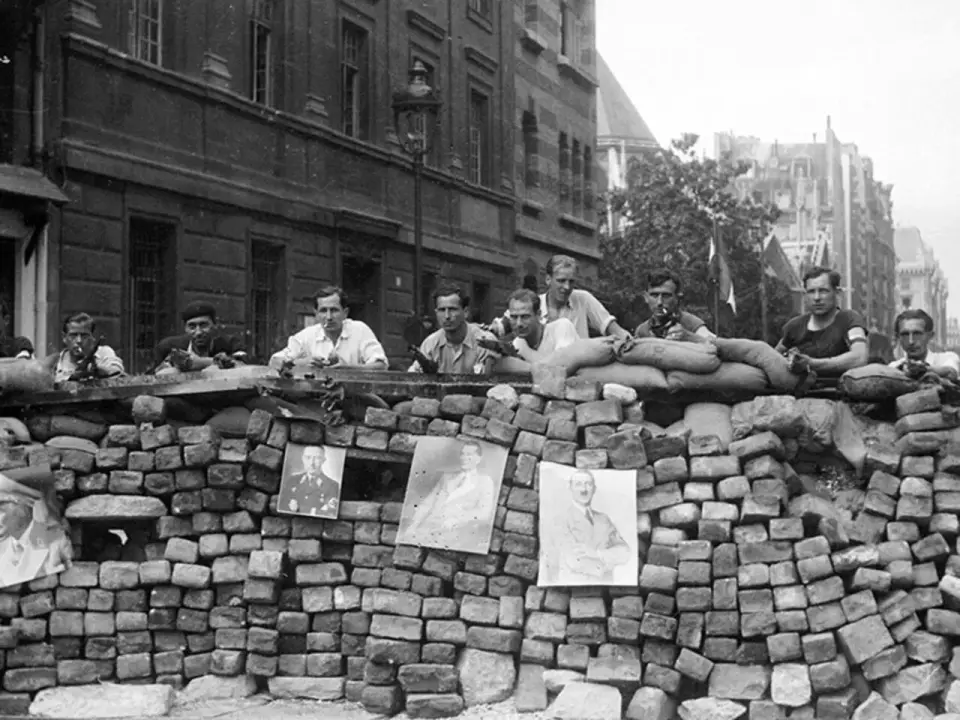 Une rue de Paris sous l'Occupation allemande pendant la Seconde Guerre mondiale, une période qui a transformé la ville de 1940 à 1944