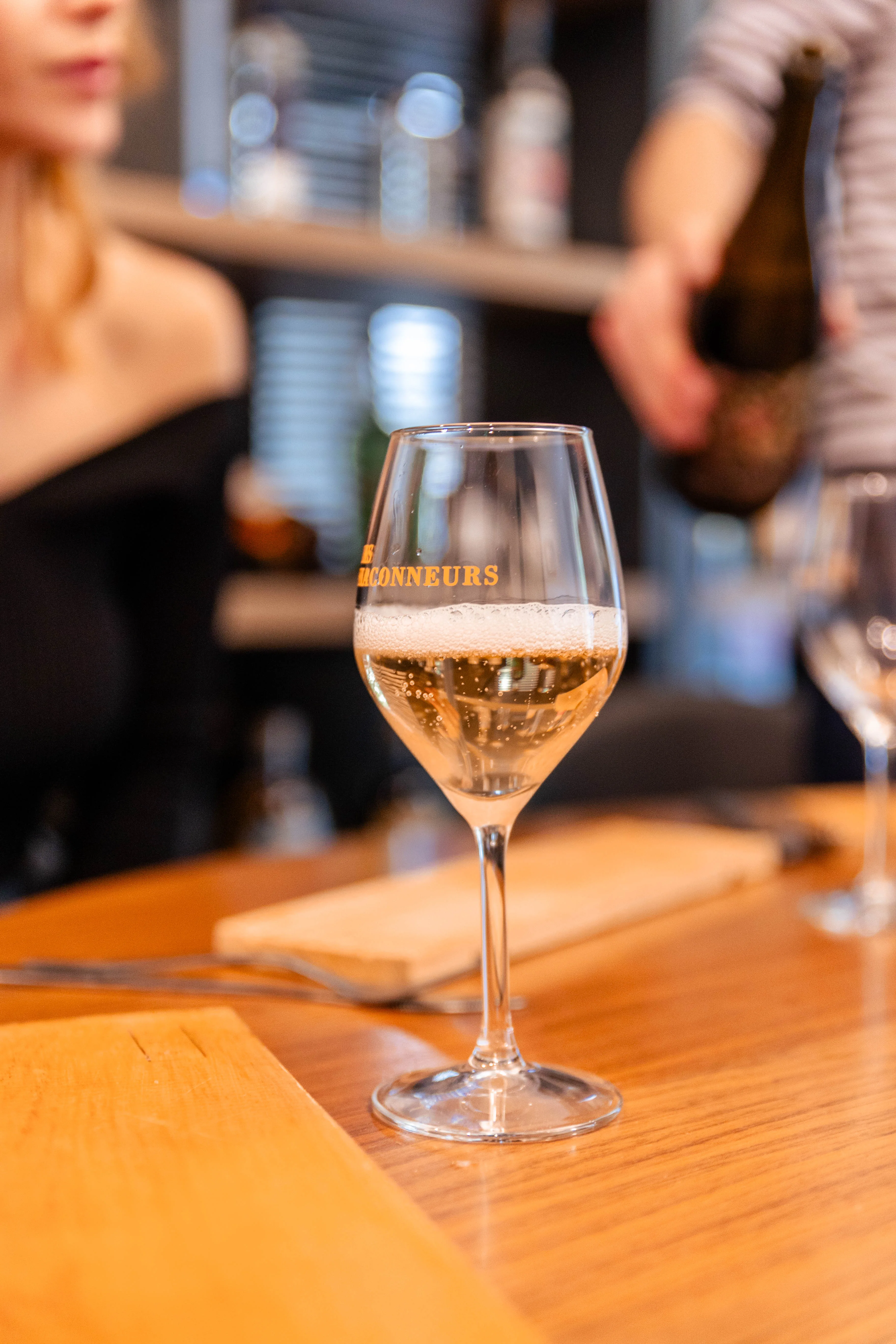Verre de vin servi pour la dégustation