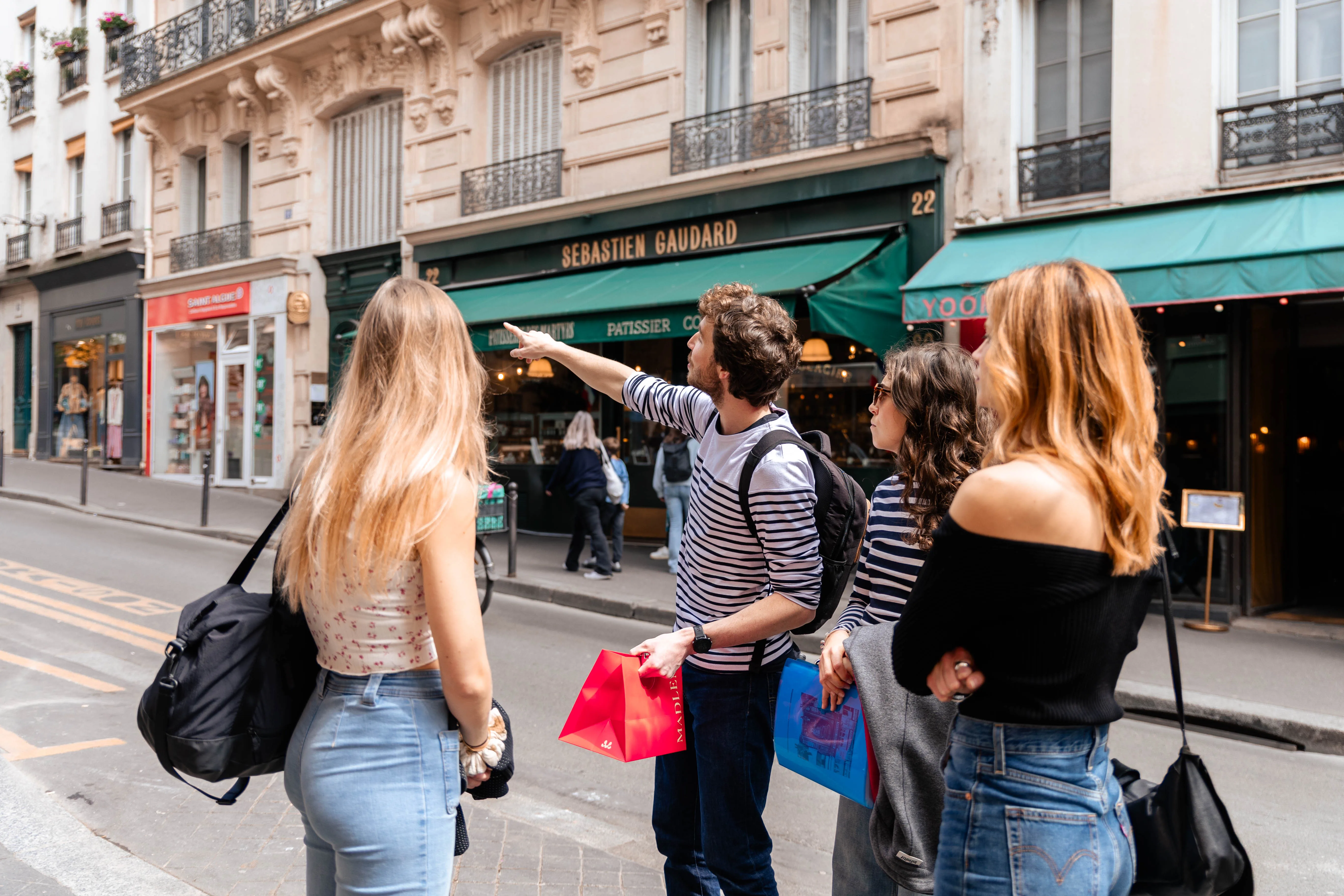 Guide racontant l'histoire des passages et de la gastronomie parisienne
