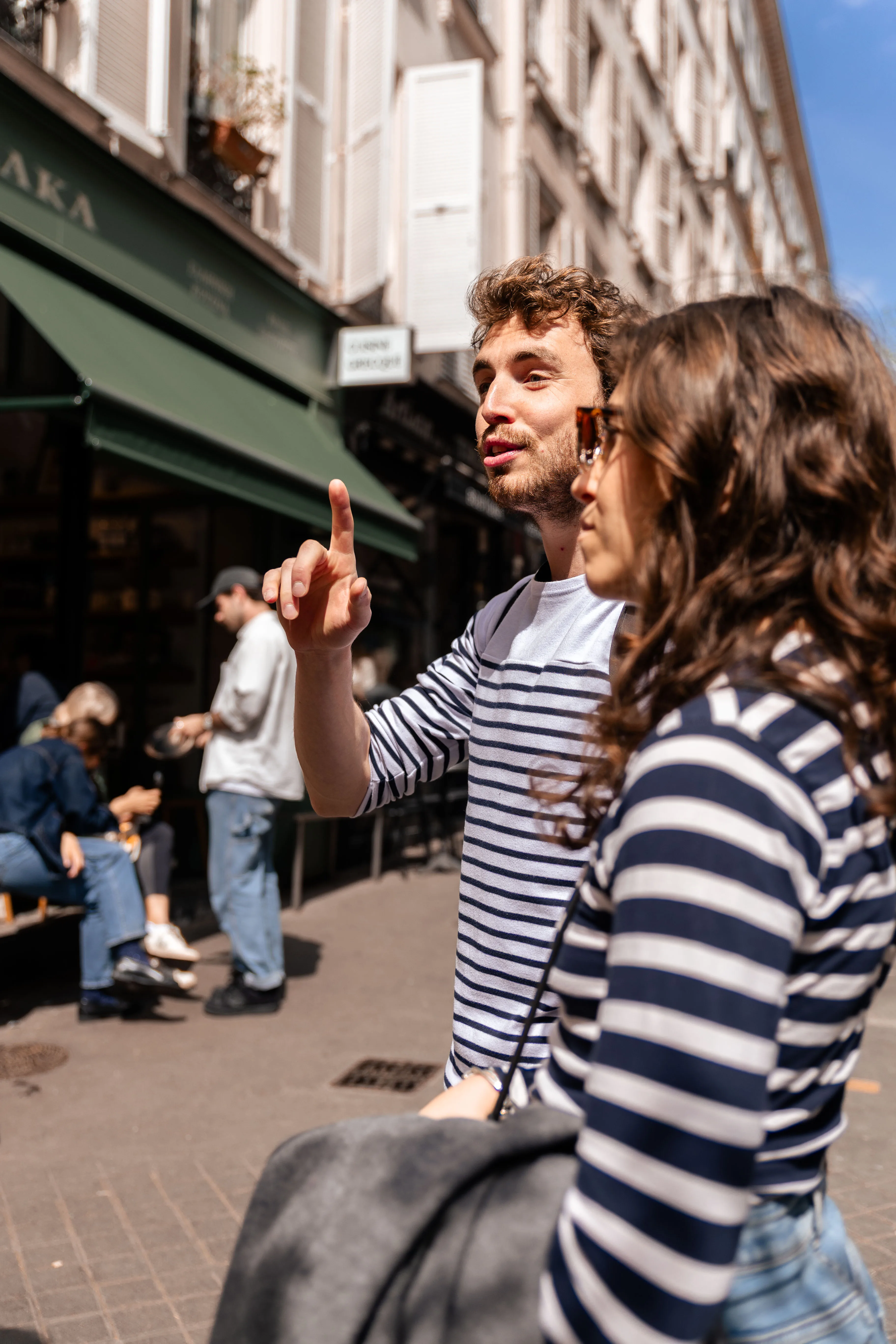 Sur la rue des Martyrs, entre deux artisans