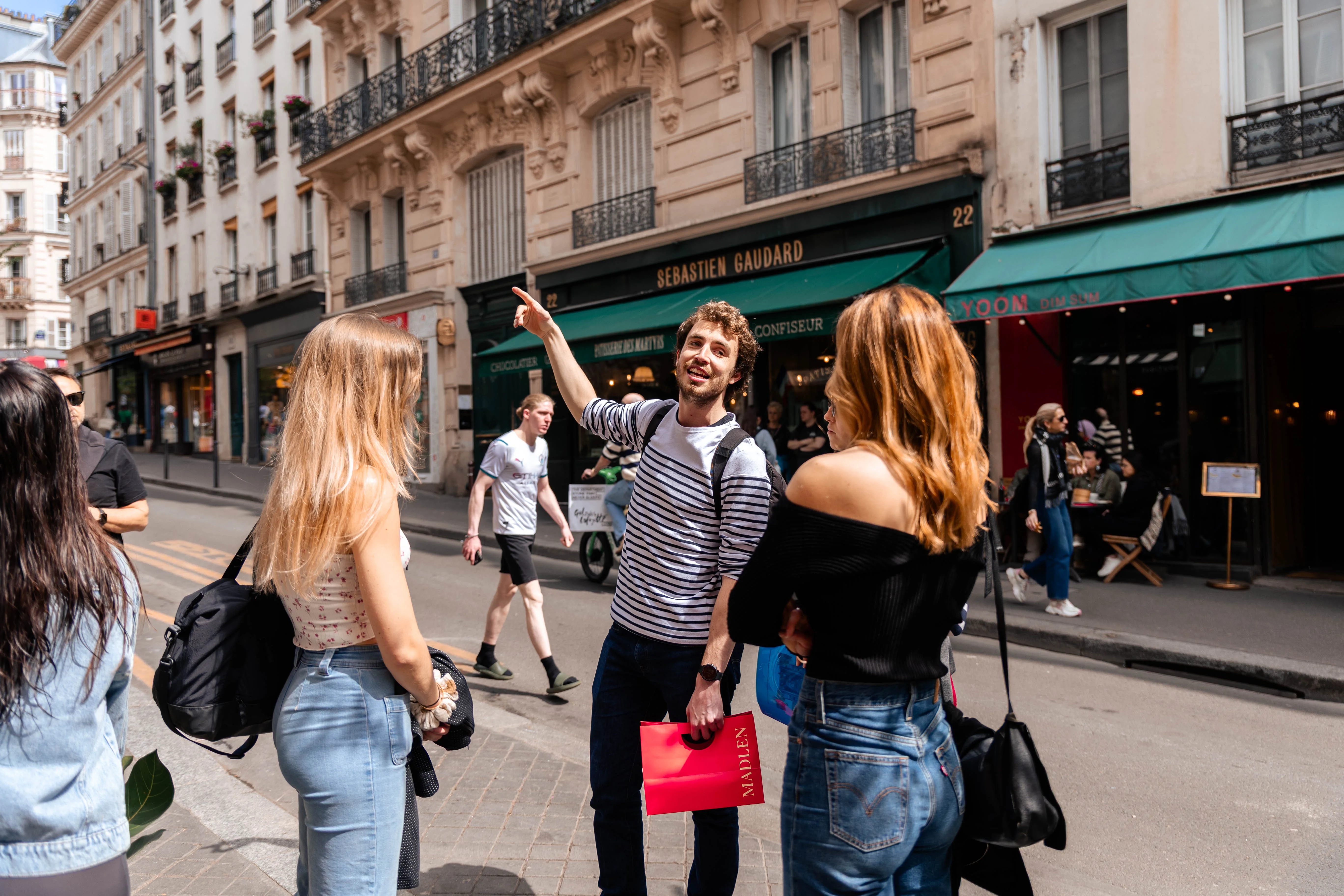 Le guide raconte une boutique