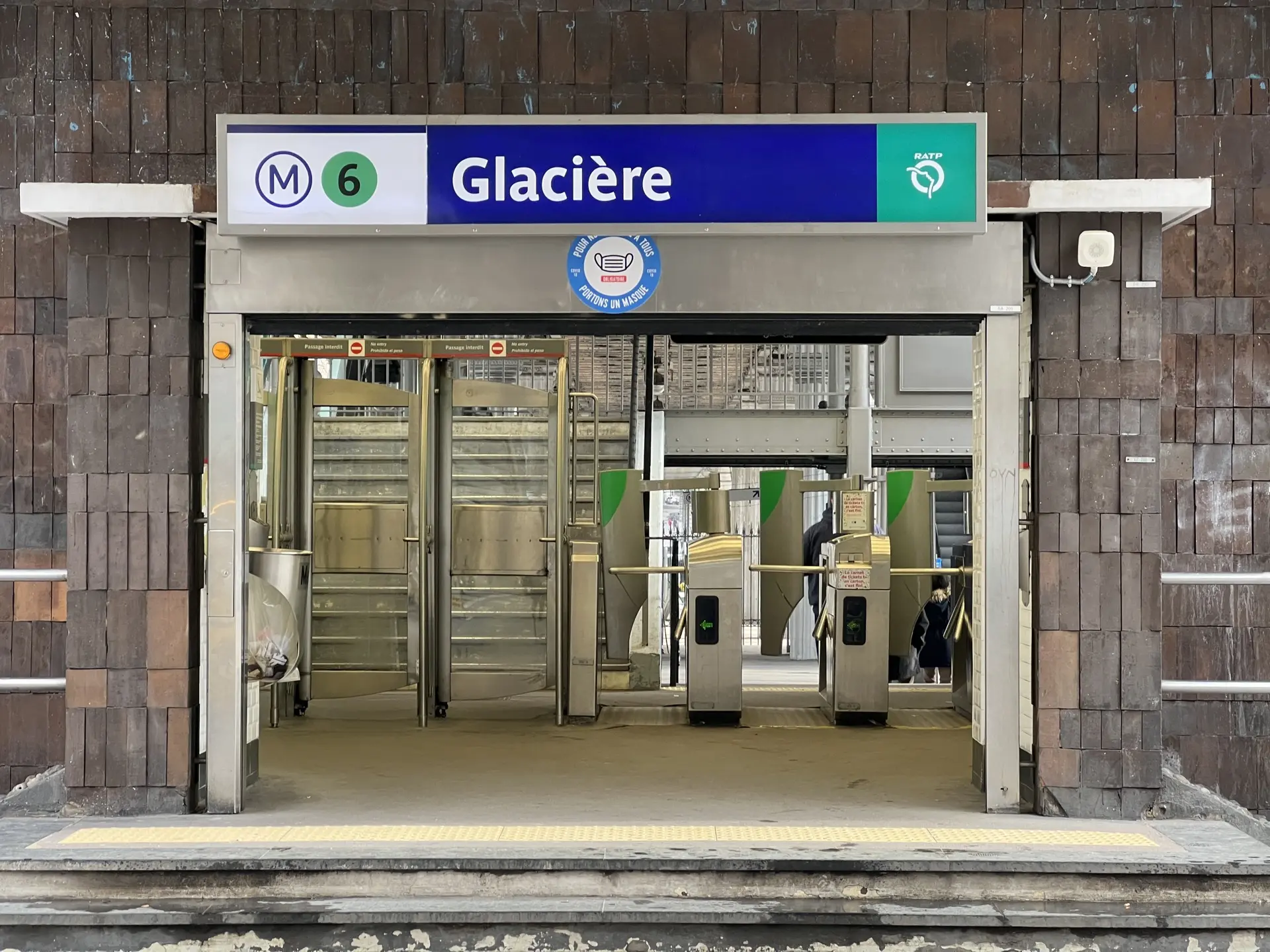 L'entrée de la station de métro Glacière (ligne 6) à Paris, dont le nom rappelle les glacières souterraines du quartier